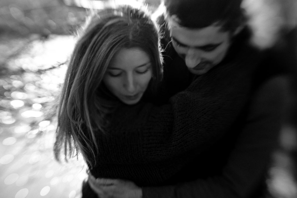 Séance engagement en Moselle à domicile. Un couple s'enlace