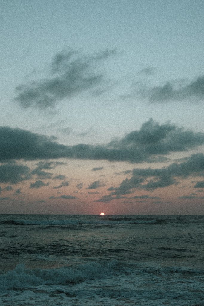 Coucher de soleil sur l'océan pendant une séance engagement à Lacanau Océan