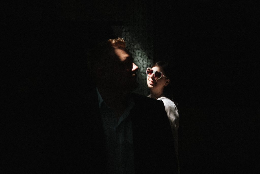 Séance engagement dans les couloirs de la gare de Metz. On aperçoit le couple dans un rayon de lumière