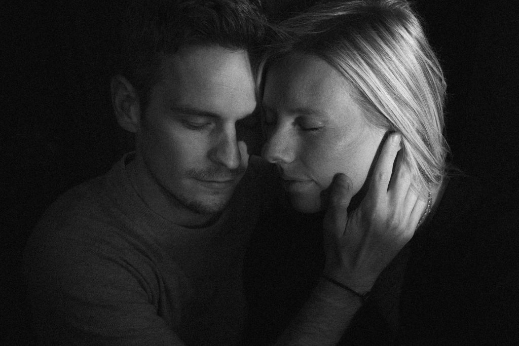 Moment tendre d'un couple pendant une séance engagement à Metz