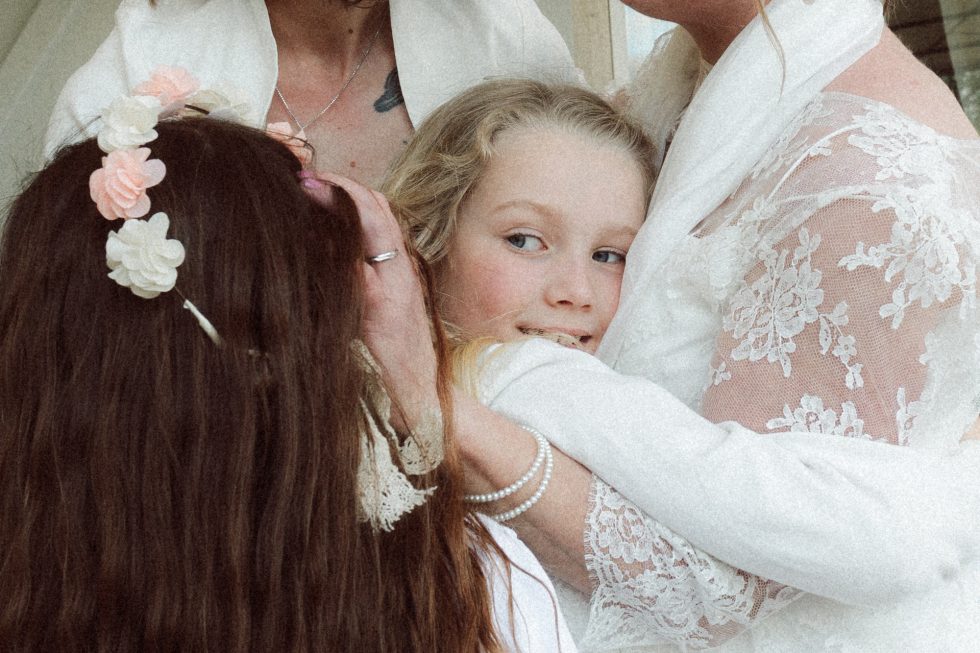 Une petite fille fait un câlin à la mariée au Château de Vandeléville