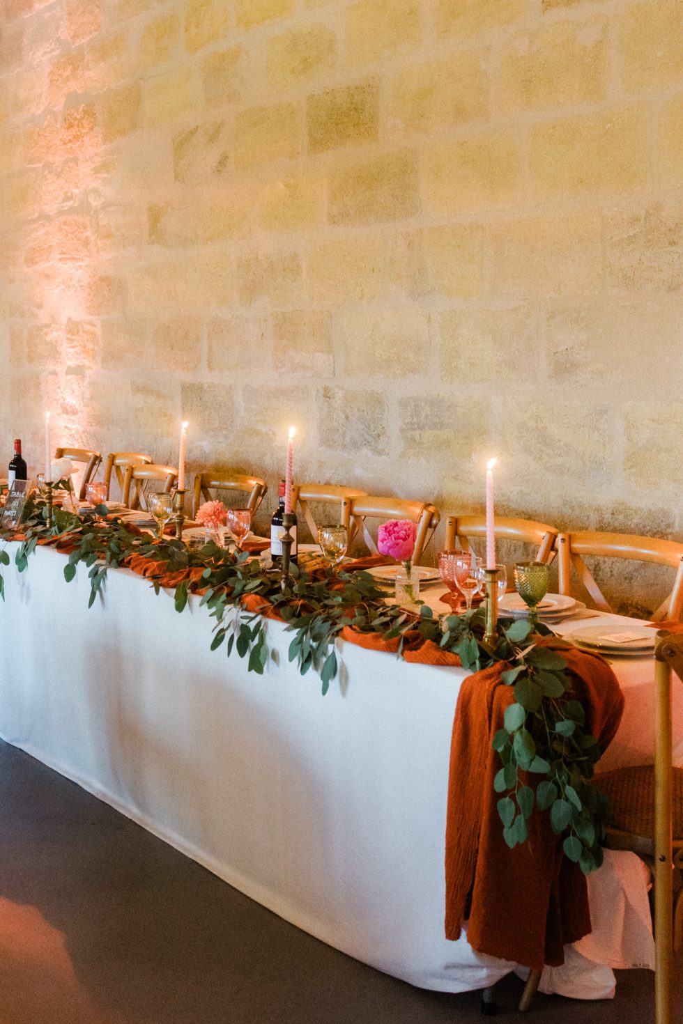 Table de réception décorée le jour du mariage au Domaine de Millanges à Tabanac