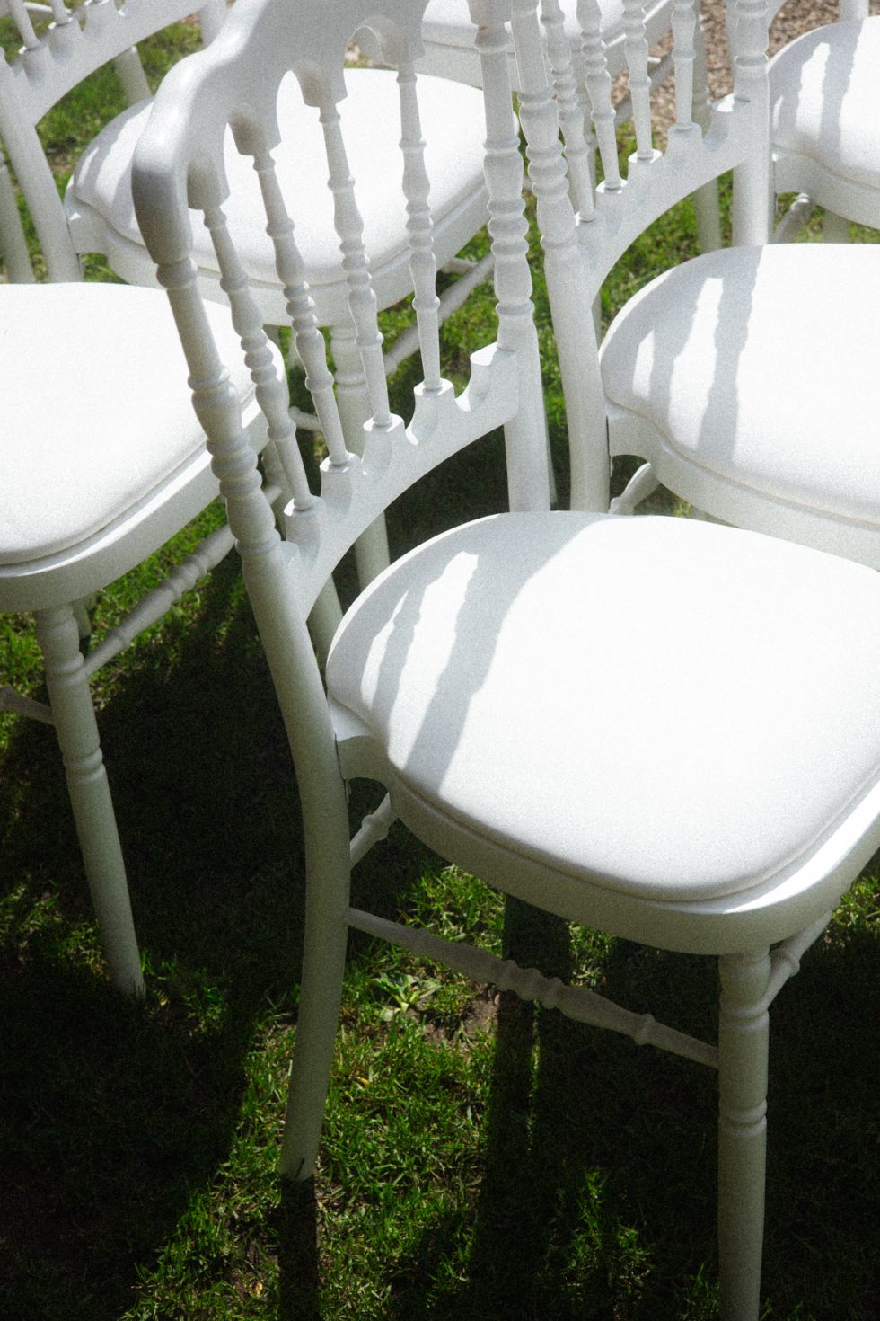 Chaises vides baignées de soleil avant la cérémonie laïque au Schengener Haff
