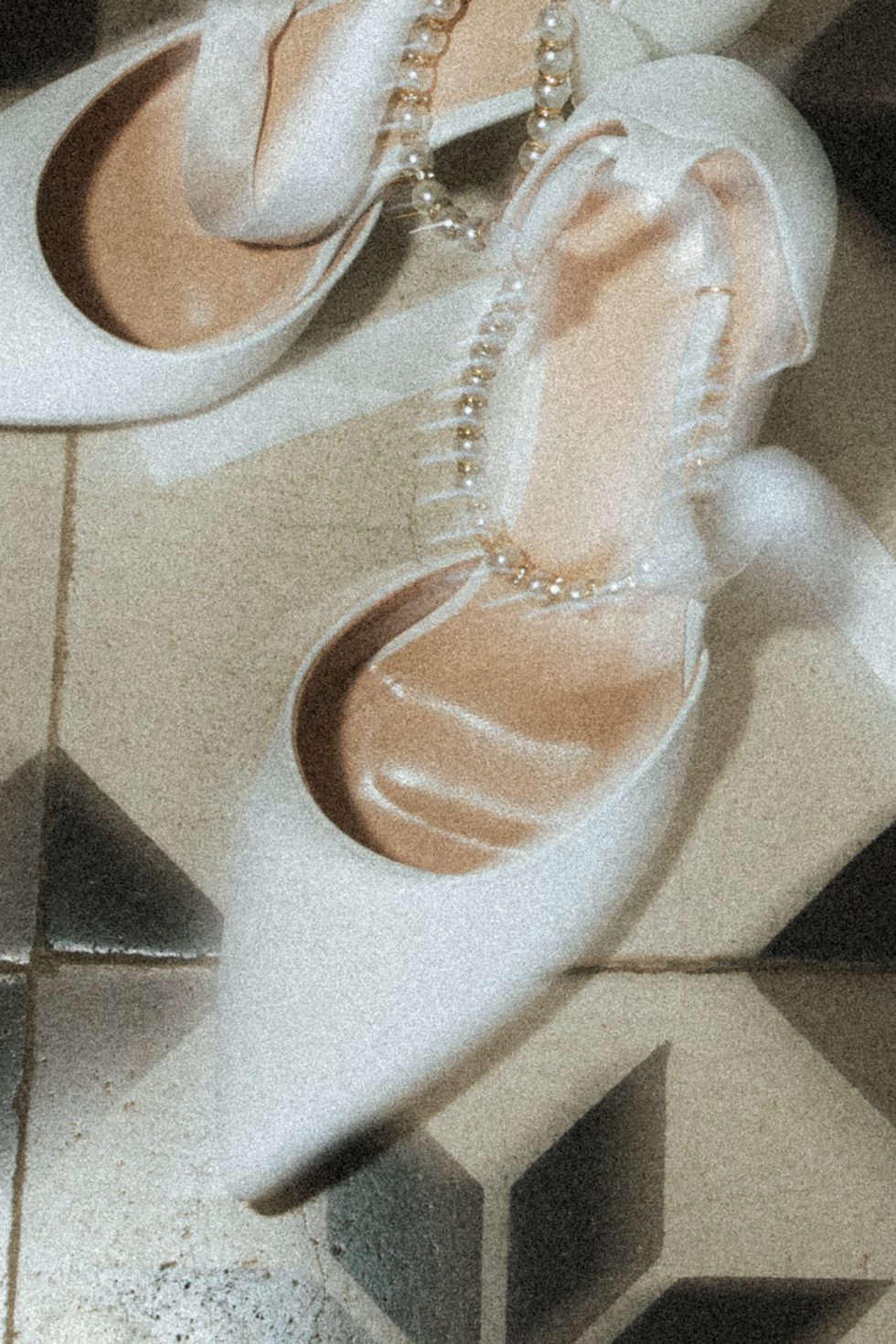 Flou artistique des chaussures de la mariée au Petit Château de Seicheprey
