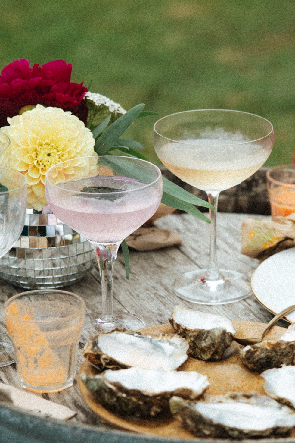 Deux verres à cocktail au Domaine de Millanges