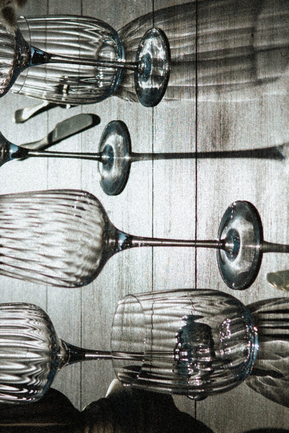 Vision créative des verres sur la table du mariage