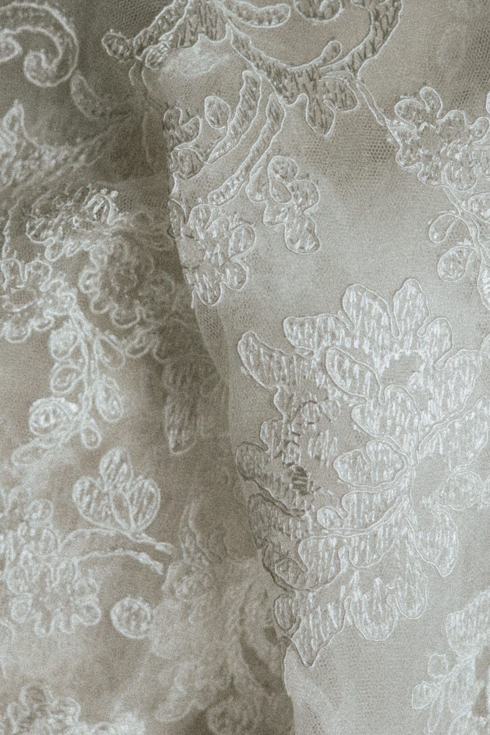 Détail du gilet en dentelle de la mariée