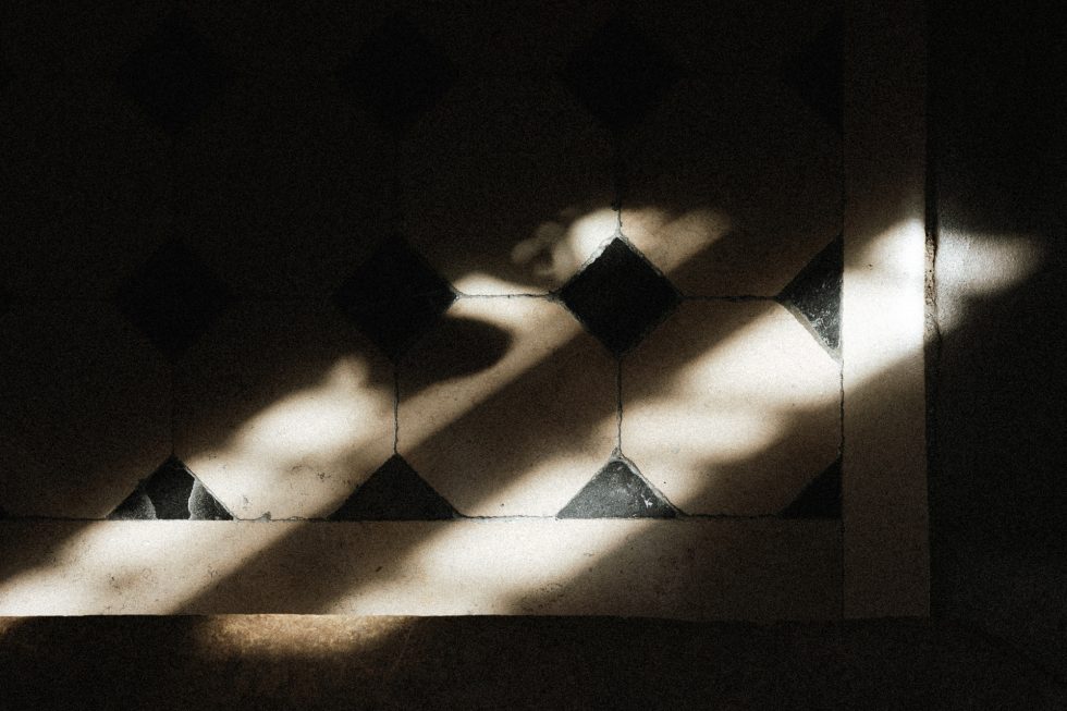 Carrelage de la mairie de mairie de Metz mis en valeur par un jeu d'ombres et lumières