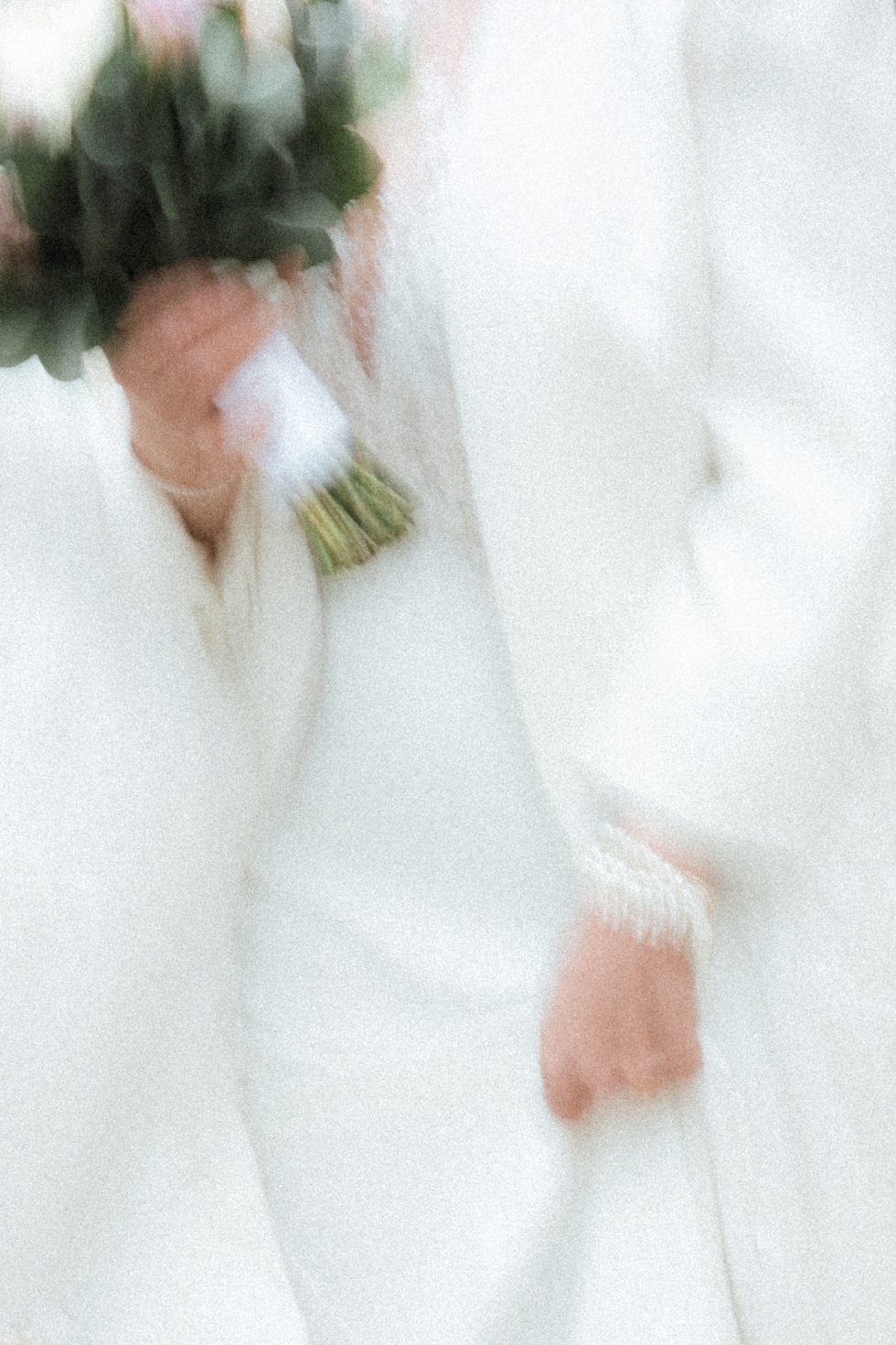 Plan coupé flou d'une mariée tenant son bouquet