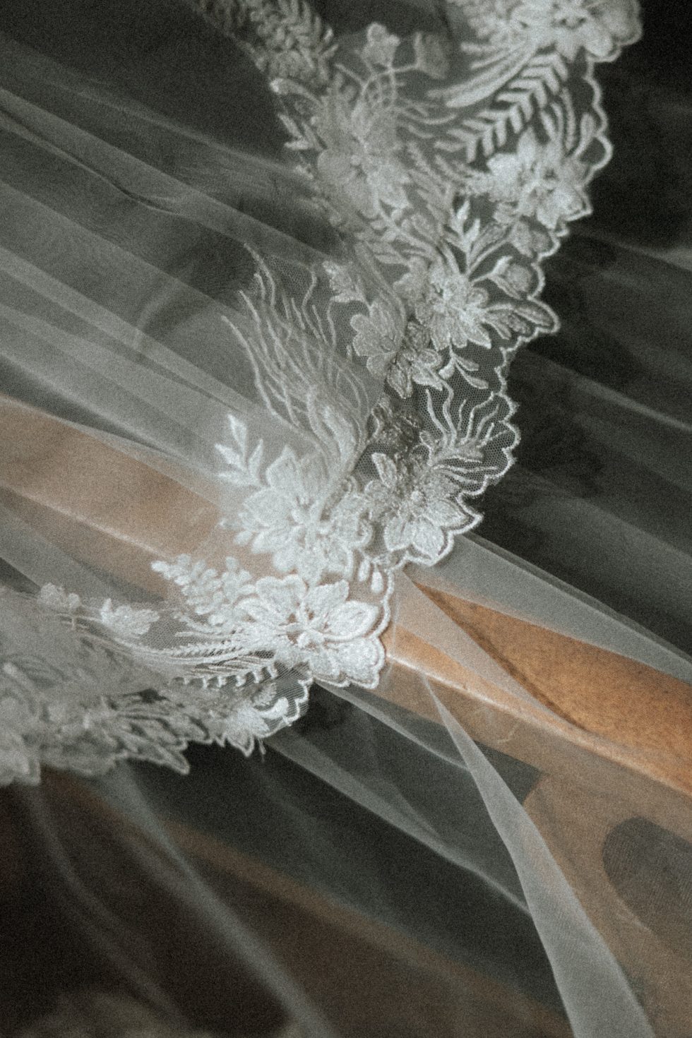 Le voile de la mariée est posé sur une chaise dans un hôtel à Metz