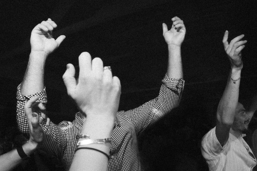 Ambiance de fête. Les invités dansent et lèvent les bras pendant la soirée de mariage.