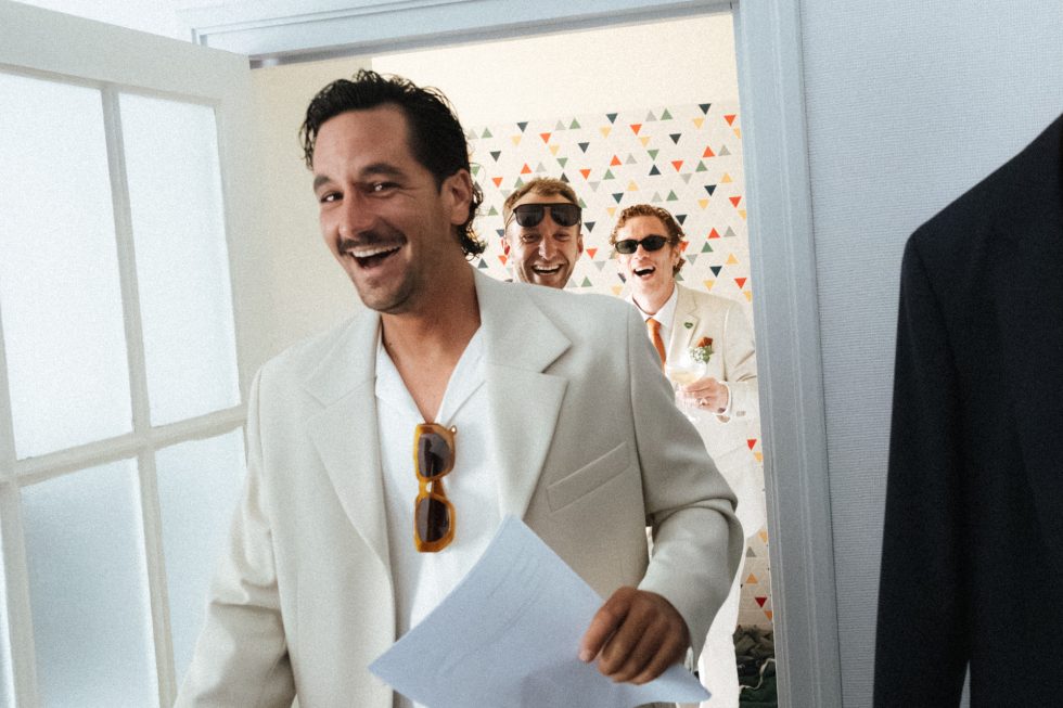 Préparatifs du marié au Domaine de Millanges. Rires partagés entre les témoins avant la cérémonie.