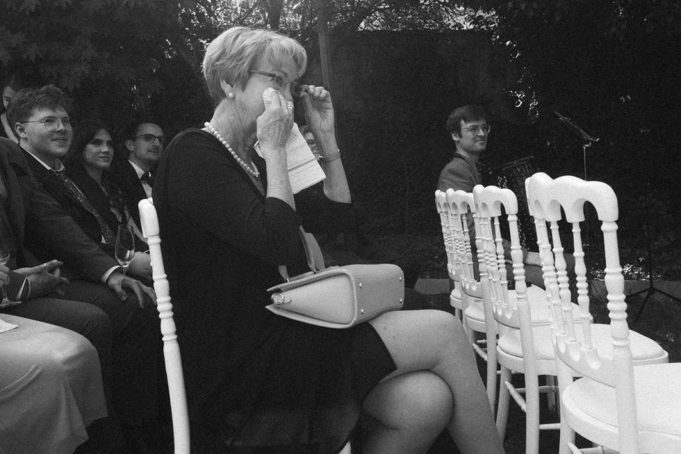 Moment d'émotion pendant la cérémonie laïque au Schengener Haff. La maman du marié verse essuie une larme.
