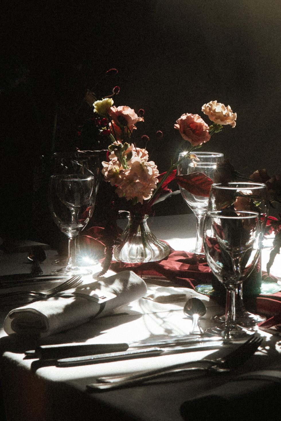 Décoration de table de mariage baignée par la lumière du soleil au Domaine de Fillières