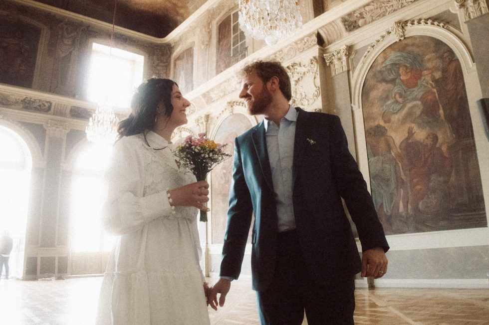 Moment de complicité entre les mariés juste avant la cérémonie civile à l'Hôtel de ville de Nancy