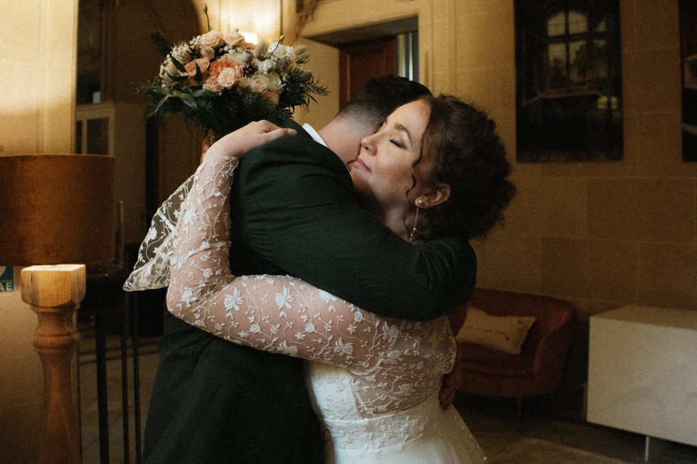 La mariée enlace son futur mari juste après la découverte à Ô Chateau à Hayange.