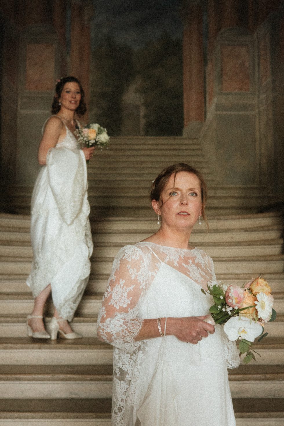 Les mariées montent l'escalier de l'hôtel de ville de Nancy, l'une des mariée regarde au loin, elle est dans ses pensées