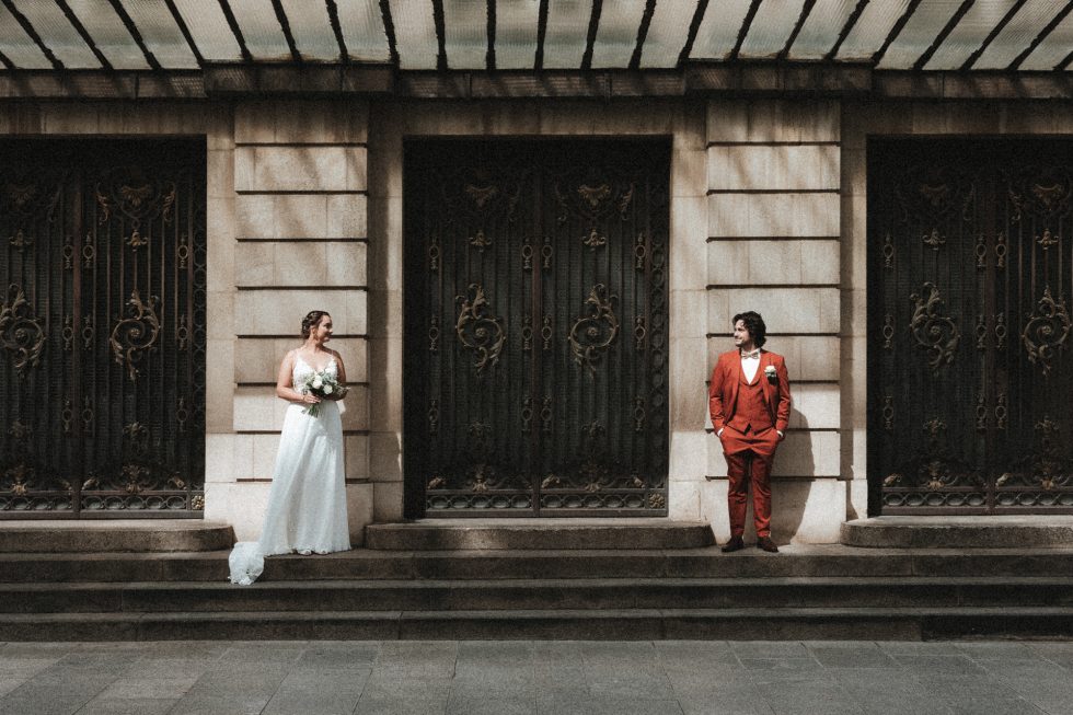 Séance couple le jour du mariage à Nancy, à côté de la place Stanislas. Les mariés, baignés par la lumière, échangent un regard complice