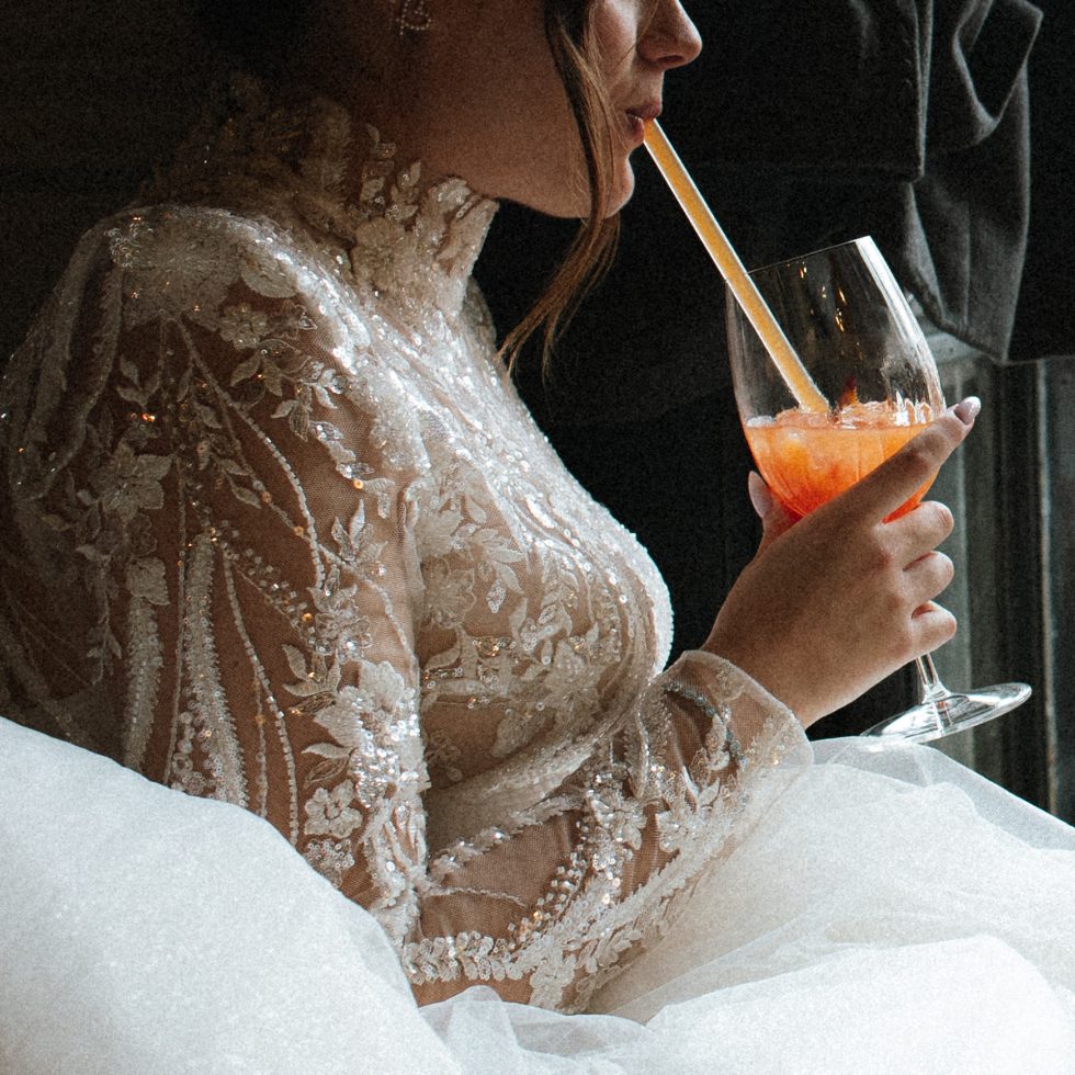 La mariée vêtue d’une robe brodée de perles et sequins savoure un spritz au restaurant le Flore à Metz