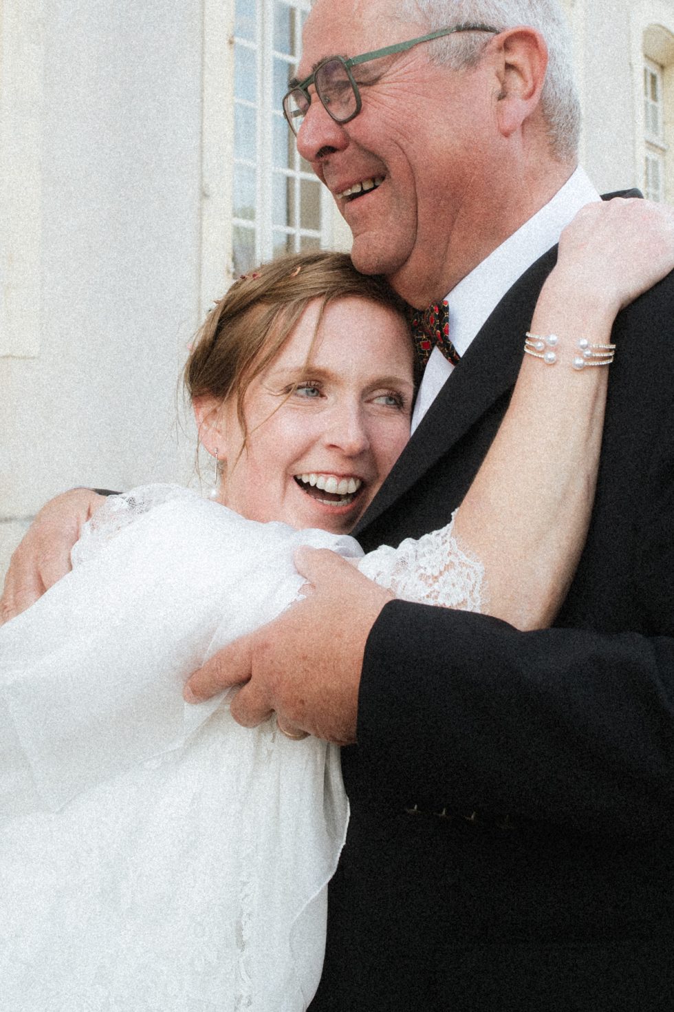 Moment d'émotion entre la mariée et un ami au Château de Vandeléville.