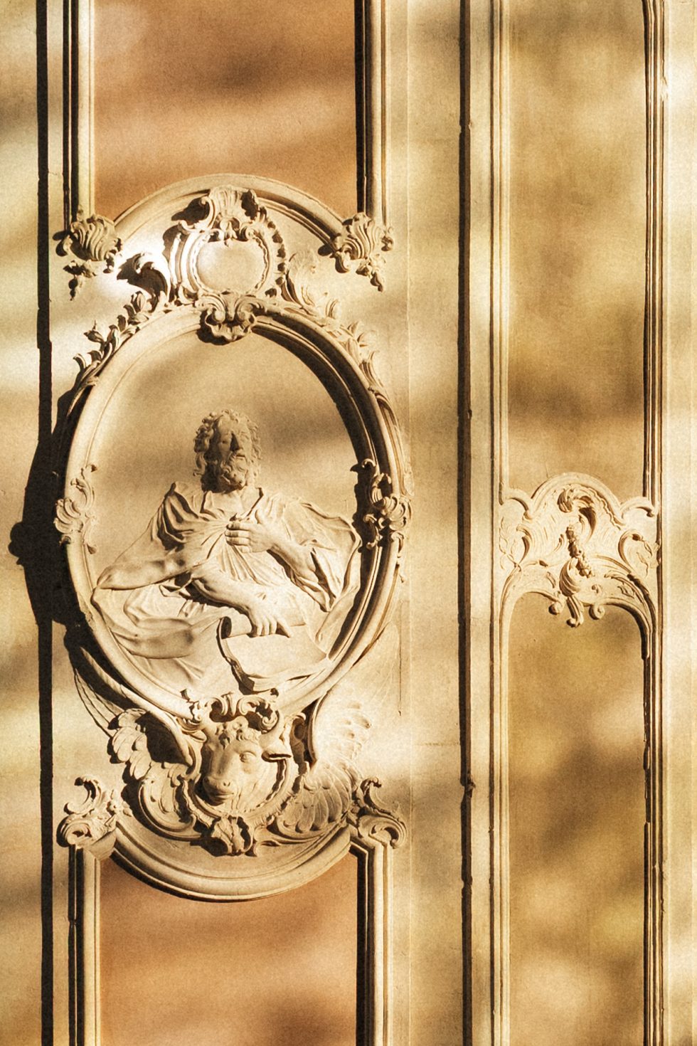 Détail ornemental baigné de lumière dans l'Abbatiale de l'Abbaye des Prémontrés