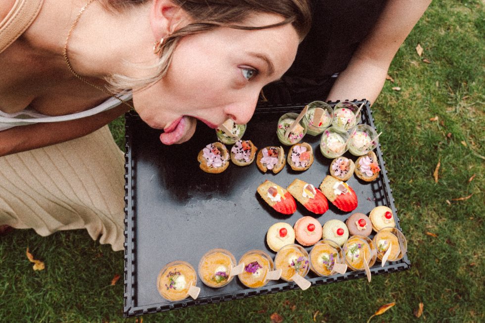 Une invités tire la langue au dessus des petits fours pendant le cocktail au Petit Château de Seicheprey