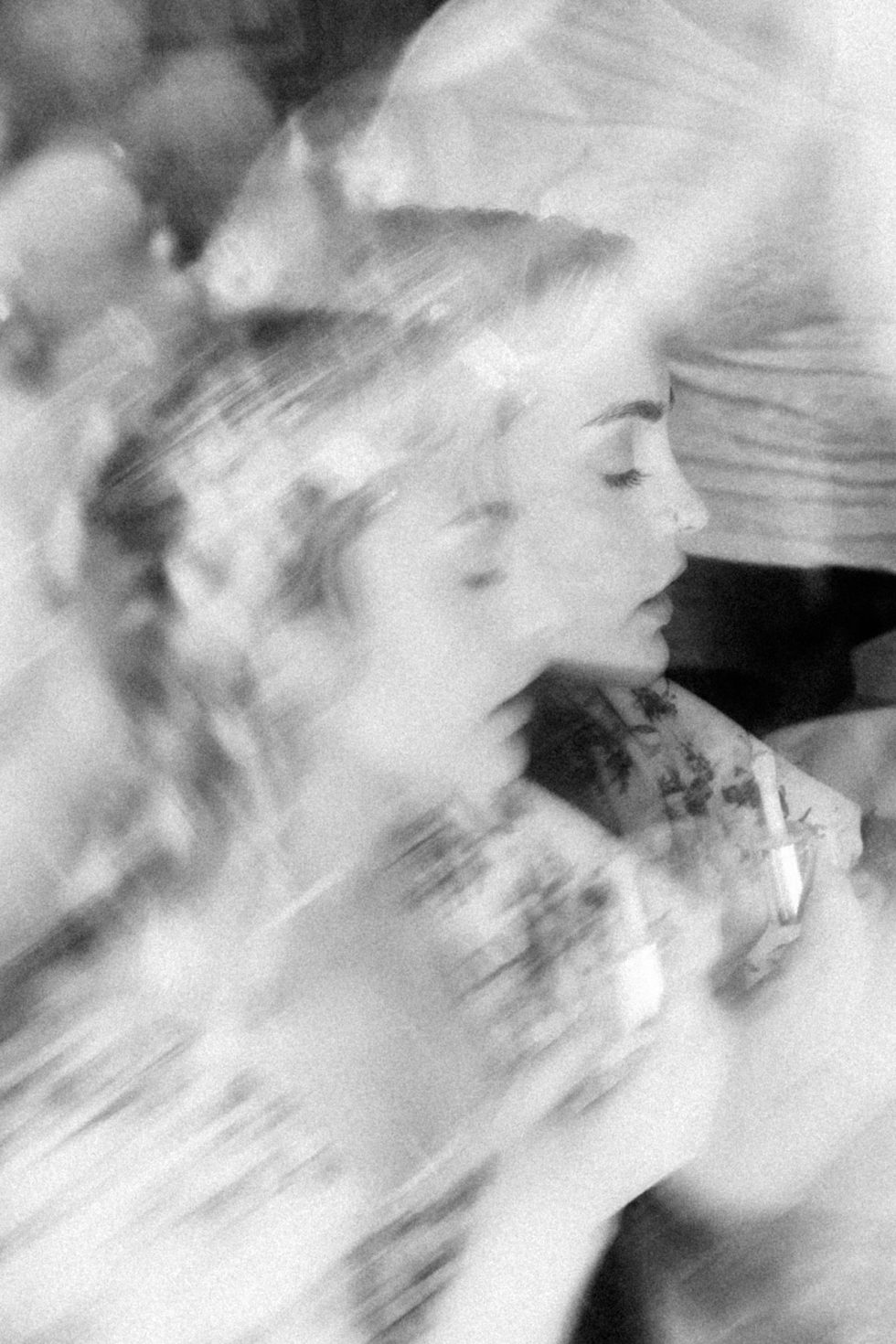 Portrait créatif et poétique d'une mariée en train de se maquiller