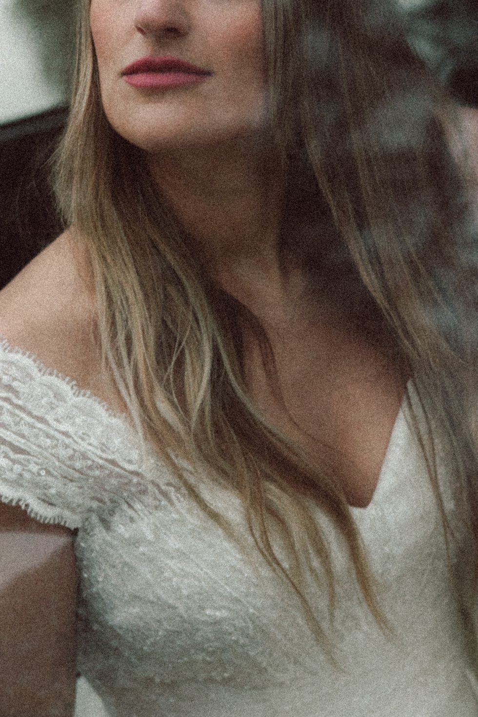 Détail d'une mariée à travers la vitre d'une voiture au Domaine du Feyel