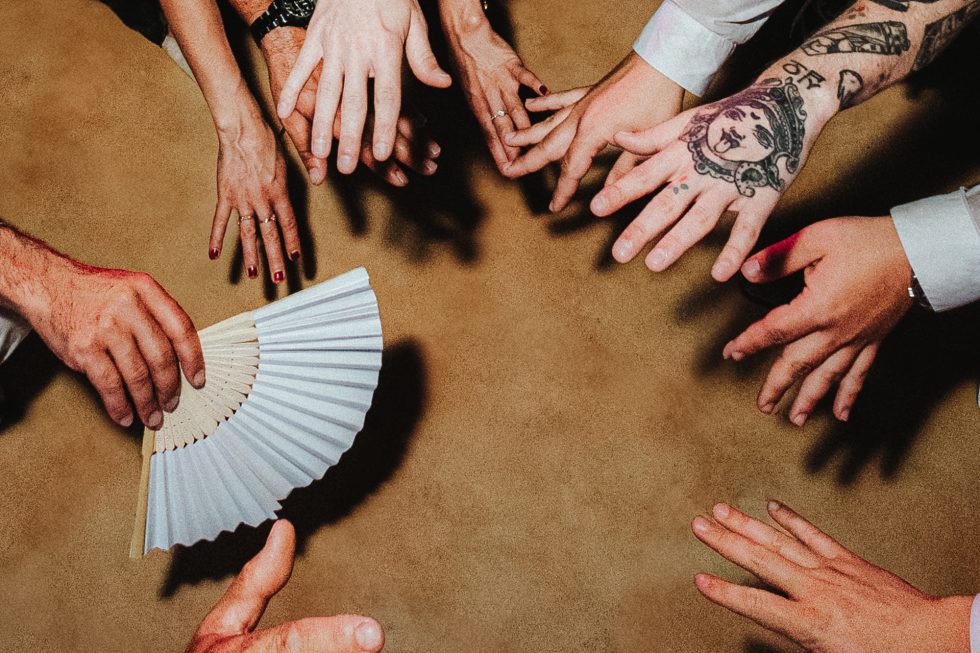 Détails des mains pendant la soirée de mariage au Domaine de Fillières