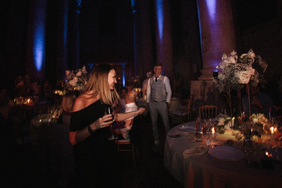 Moment festif à l'Abbaye des Prémontrés. Une invitée danse au milieu de la salle de réception.