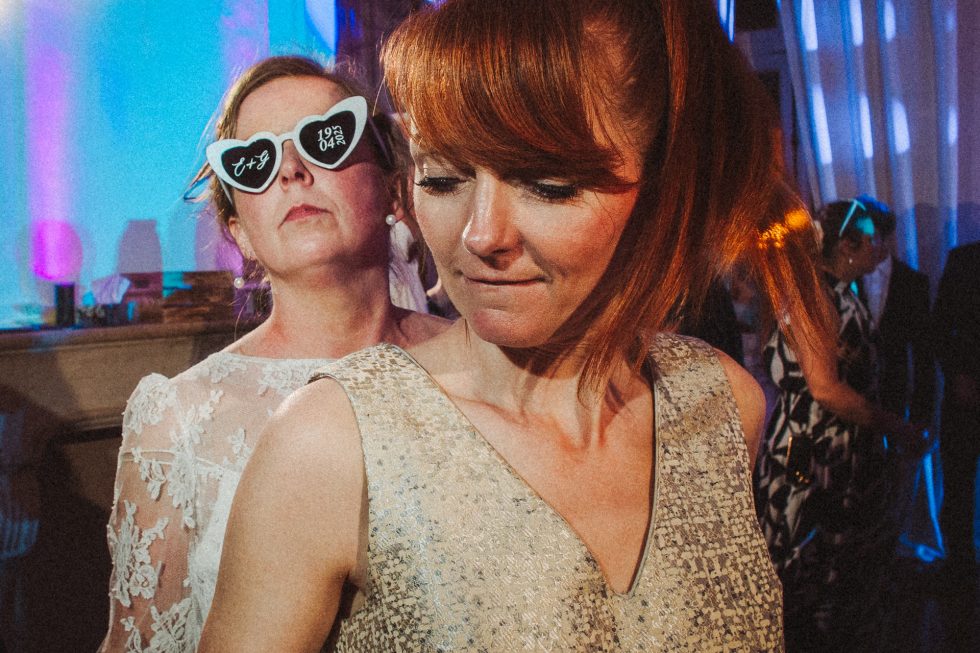 Moment festif au Château de Vandeléville. La mariée danse avec sa sœur.
