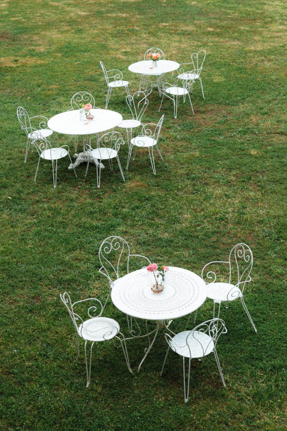 Tables décorées de fleurs dans le jardin du Domaine de Millanges à Tabanac