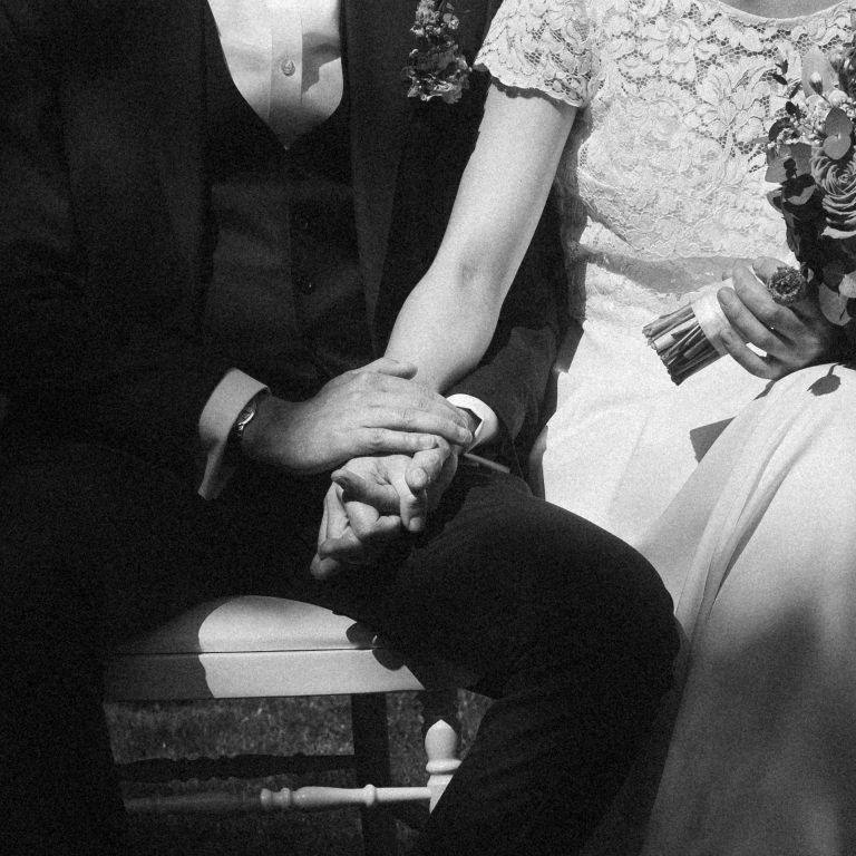 Détail du mariée tenant la main de femme pendant la cérémonie laïque au Schengener Haff au Luxembourg