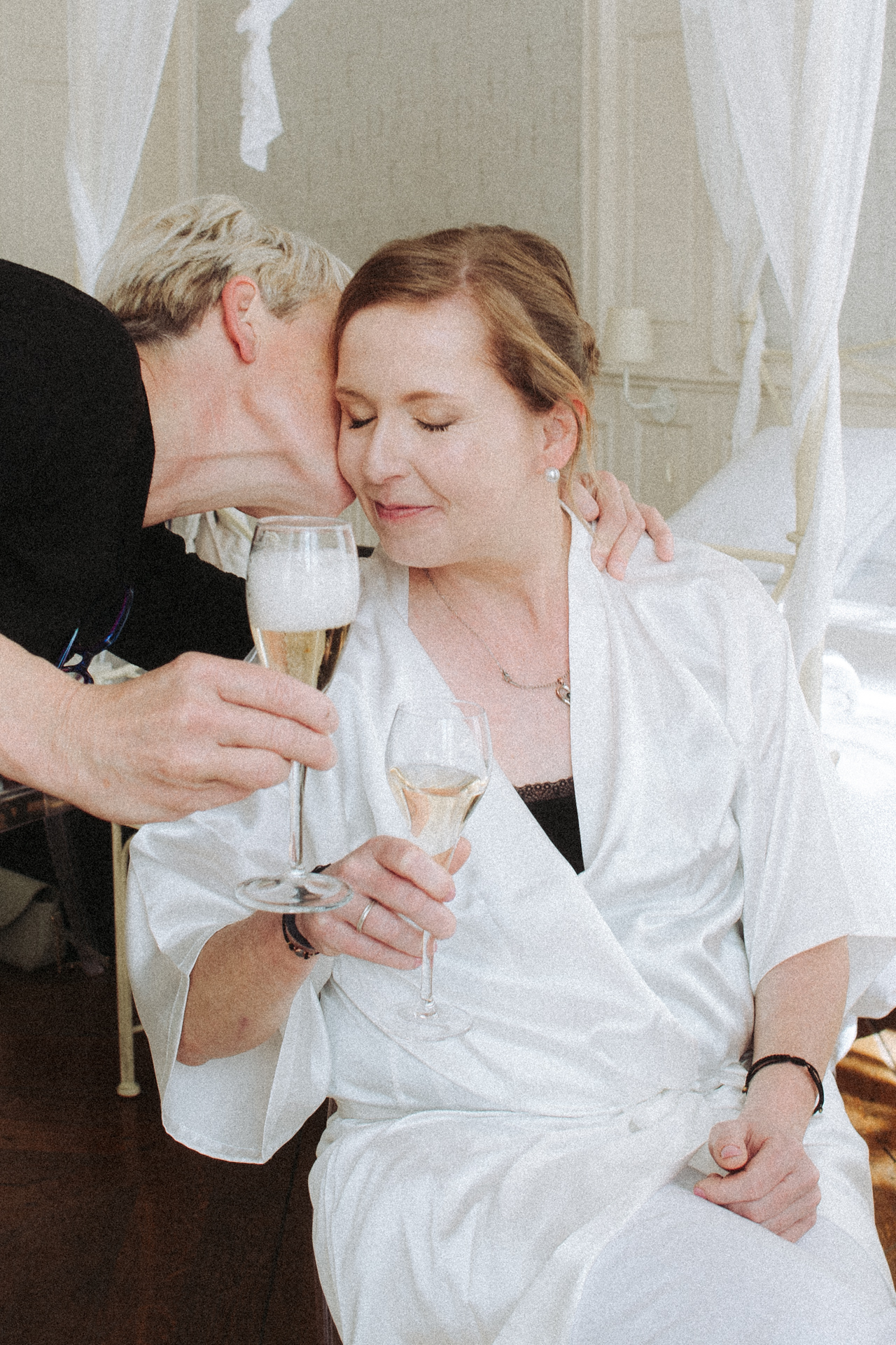 Moment de tendresse entre la mariée et une amie au Château de Vandeléville