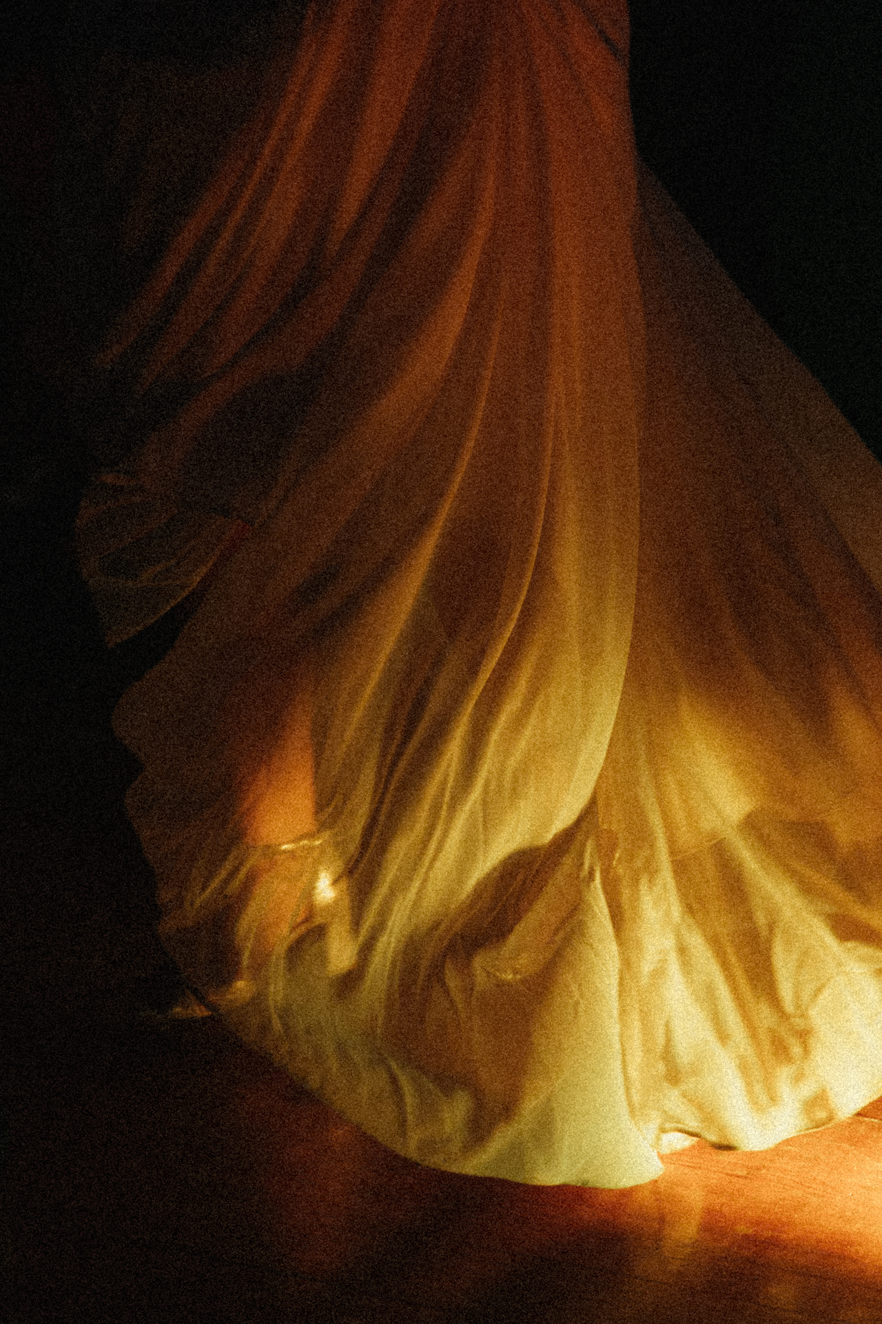 Détail de la chaussure de la mariée sous le vol de sa robe au Harras de la Vannoue