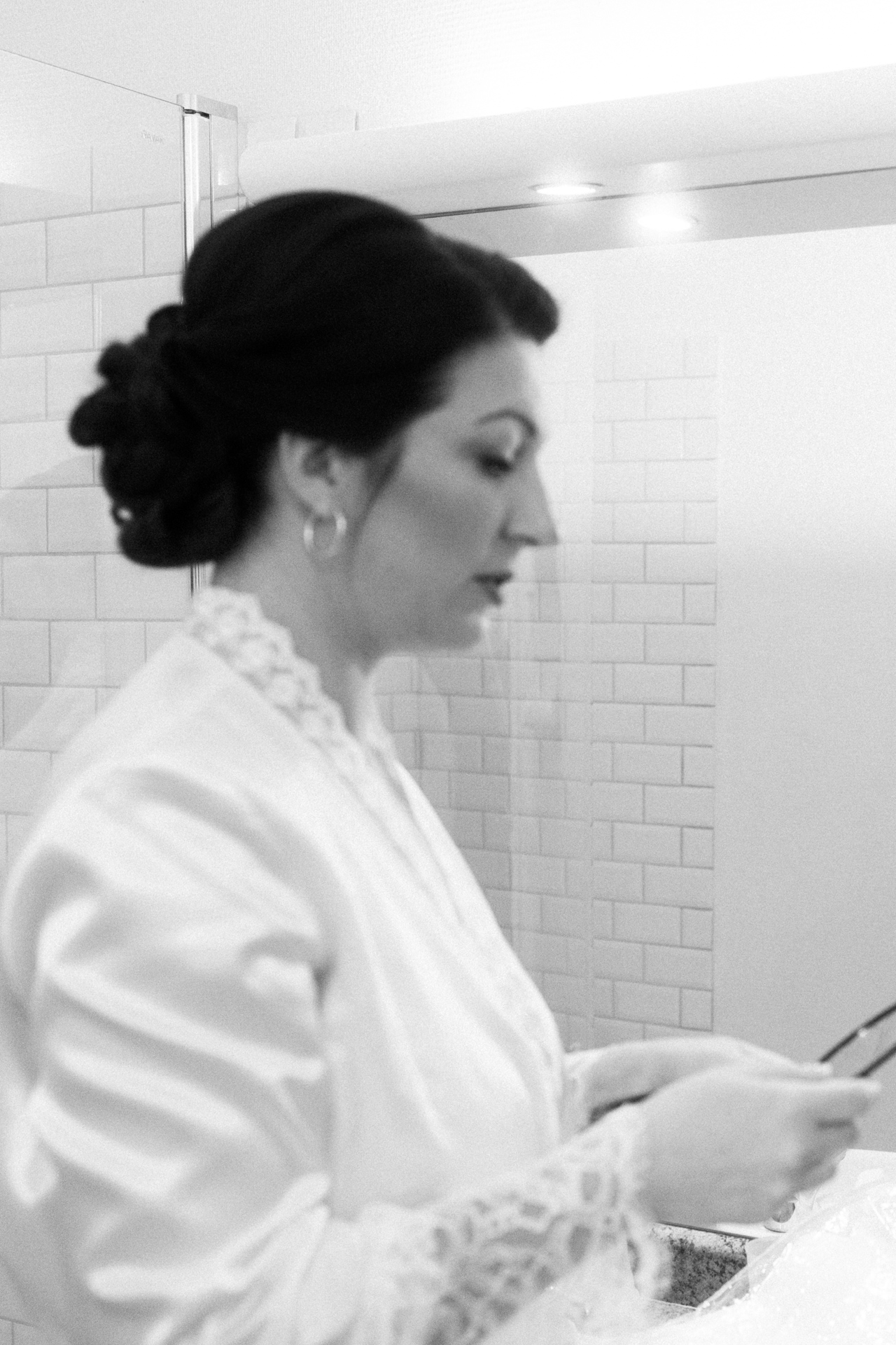 Moment volé de la mariée pendant les préparatifs. La mariée se regarde dans son miroir de poche