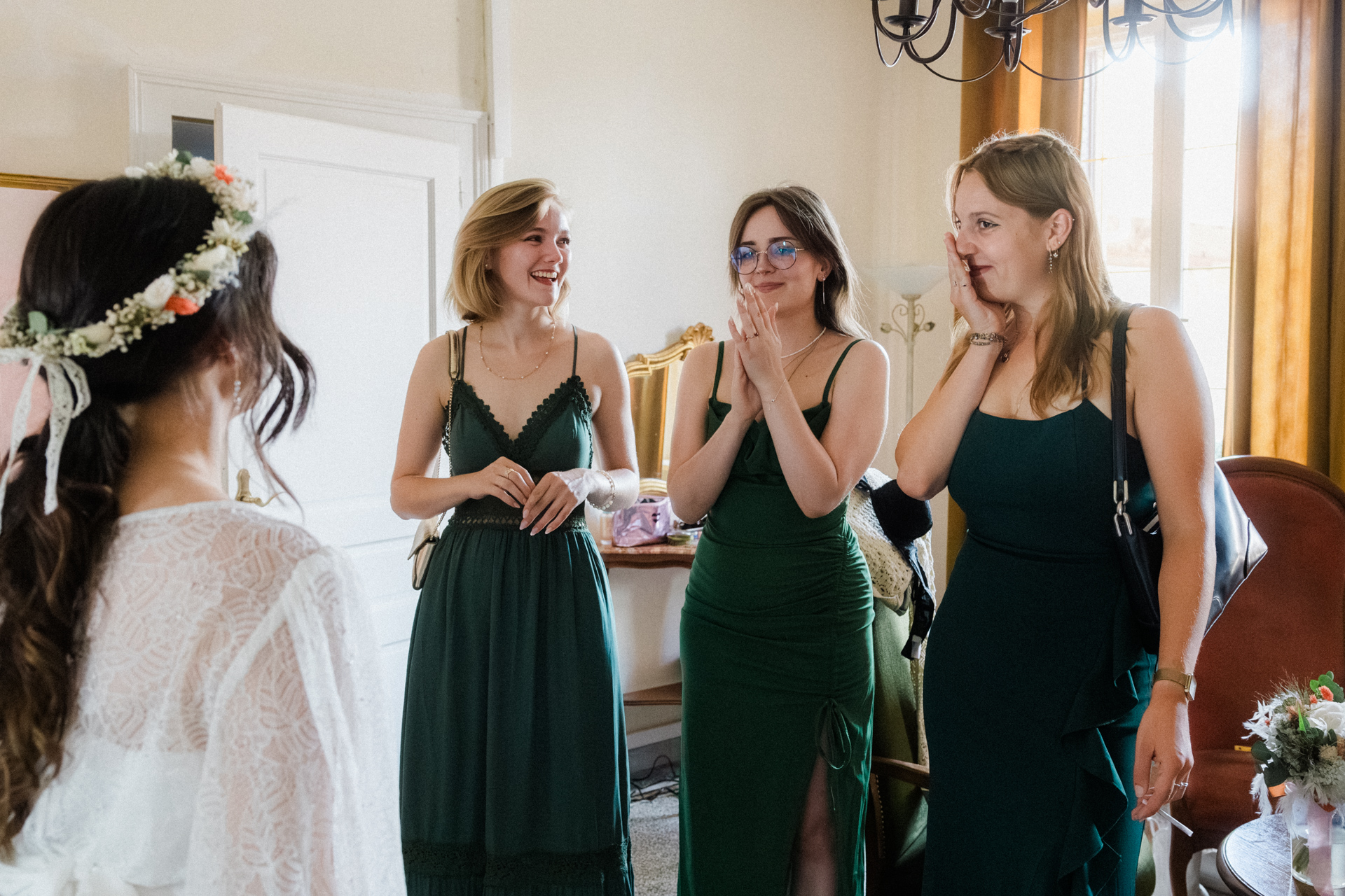 Les témoins découvre la mariée dans sa robe au Petit Château de Seicheprey, elle sont émues