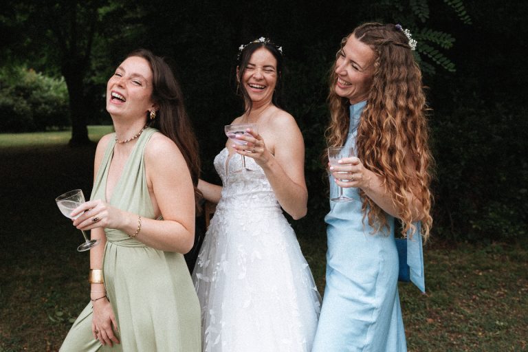 La mariée et ses demoiselles d'honneur prennent la pose avec leur verre tout en rigolant. Domaine de Millanges à Tabanac
