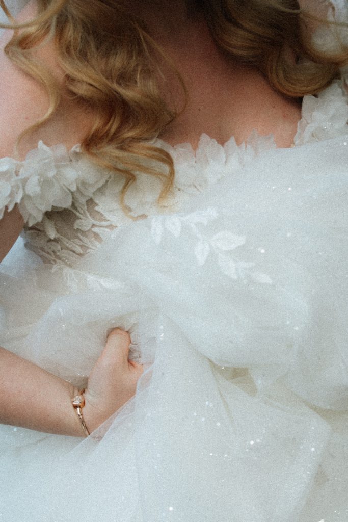 Détail de la mariée qui tient sa robe pendant un mariage civil au Luxembourg