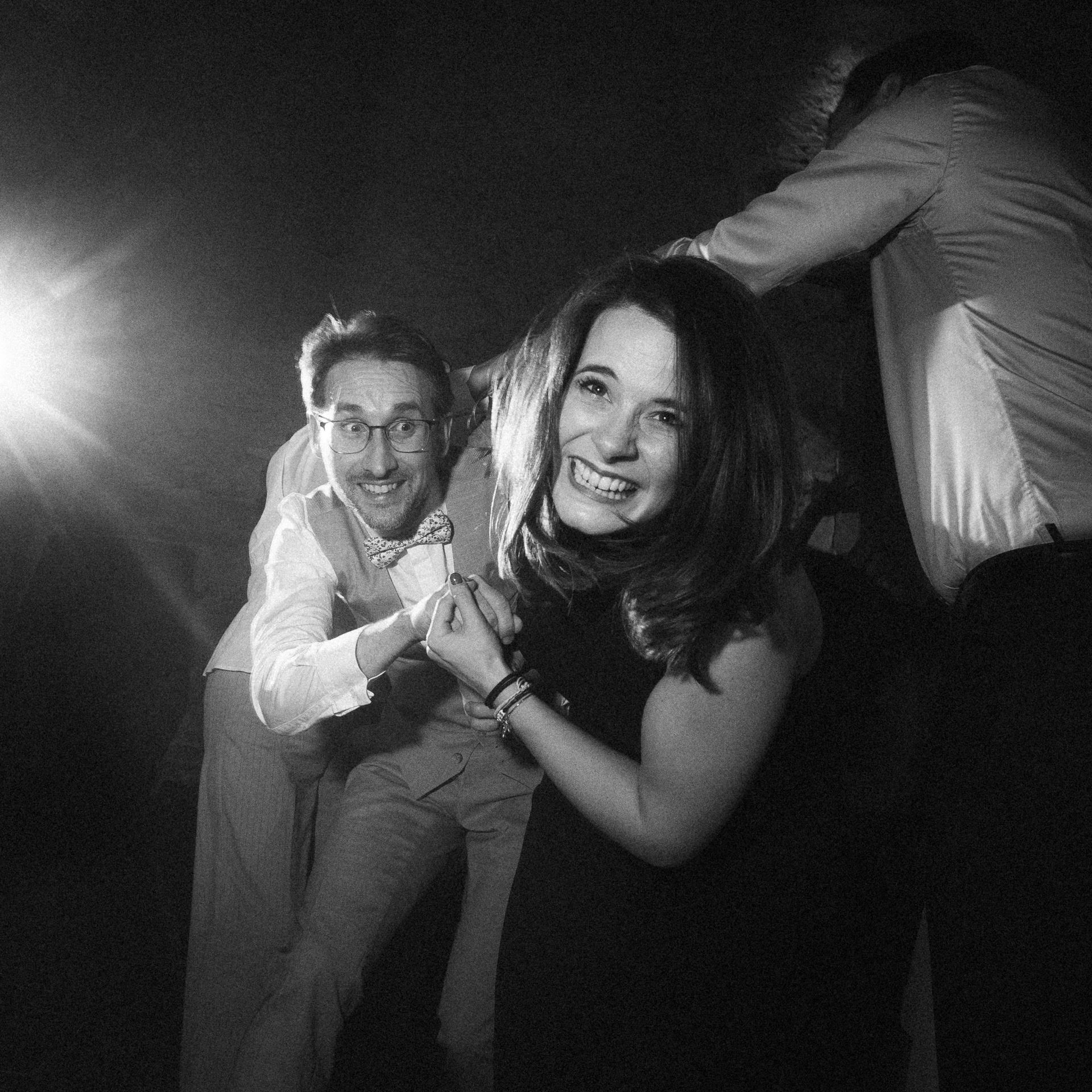 Le marié et sa cousine s'amusent sur la piste de dance au Domaine de Raville