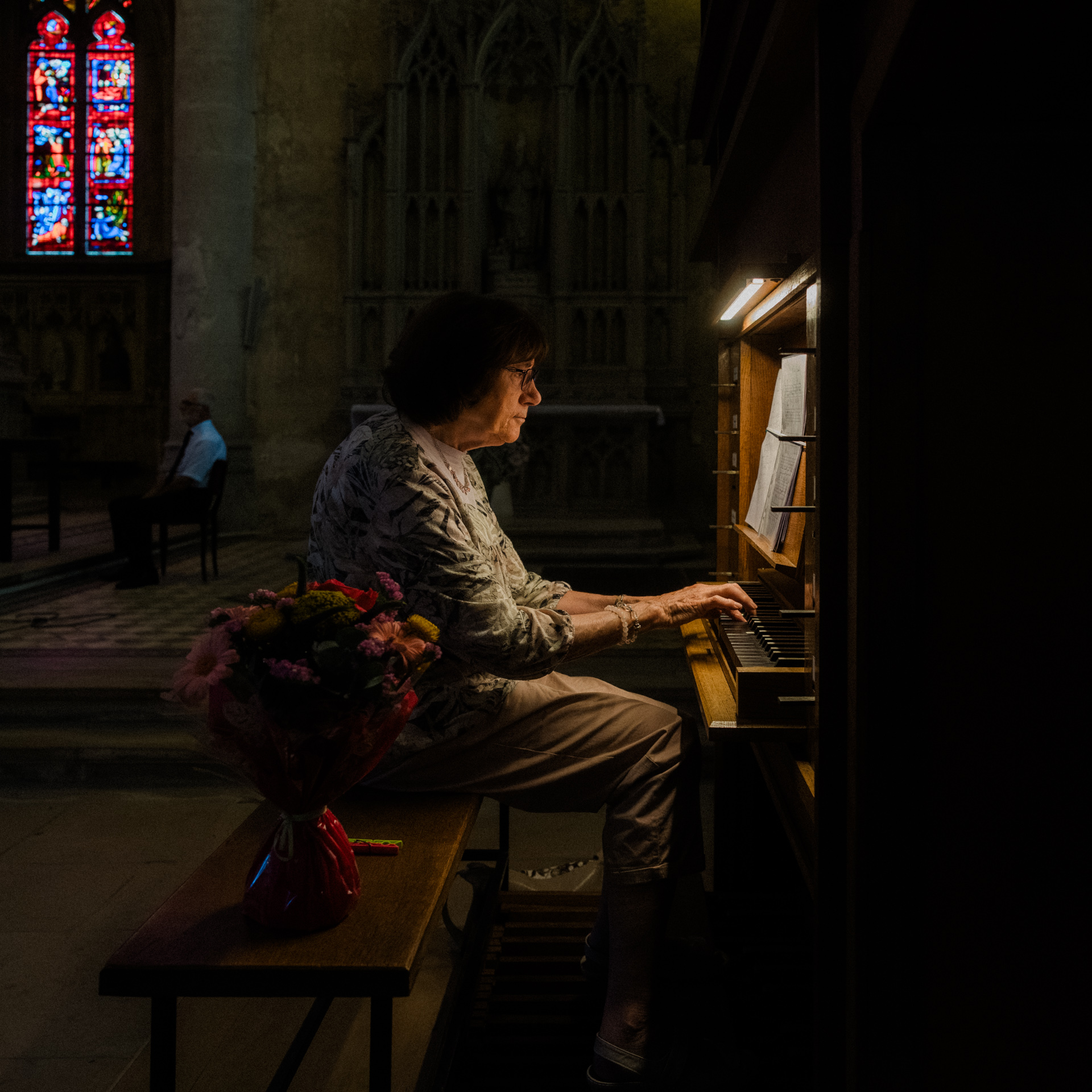 Organiste en train de jouer pendant la cérémonie à l'église de Varangéville