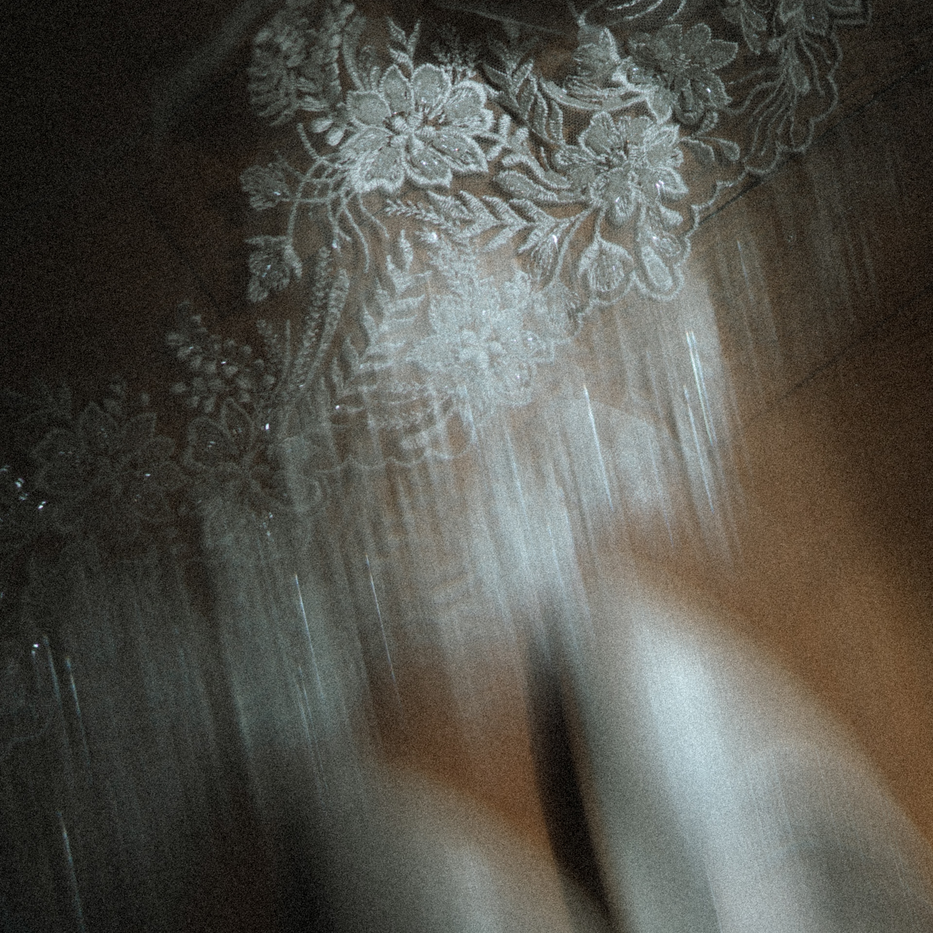 Détail flou du voile de la mariée et de ses chaussures. Mariage au Château de Jaulny