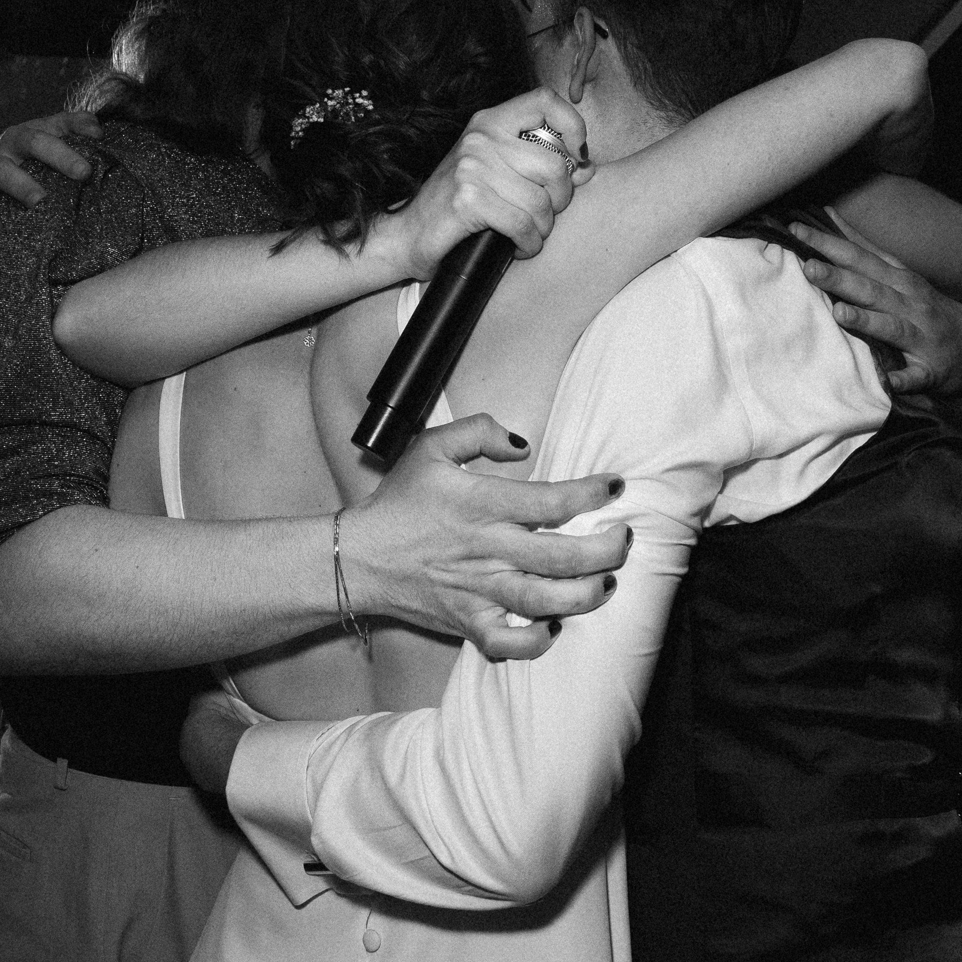 Etreinte des mariés et leurs proches pendant la soirée au Schengener Haff