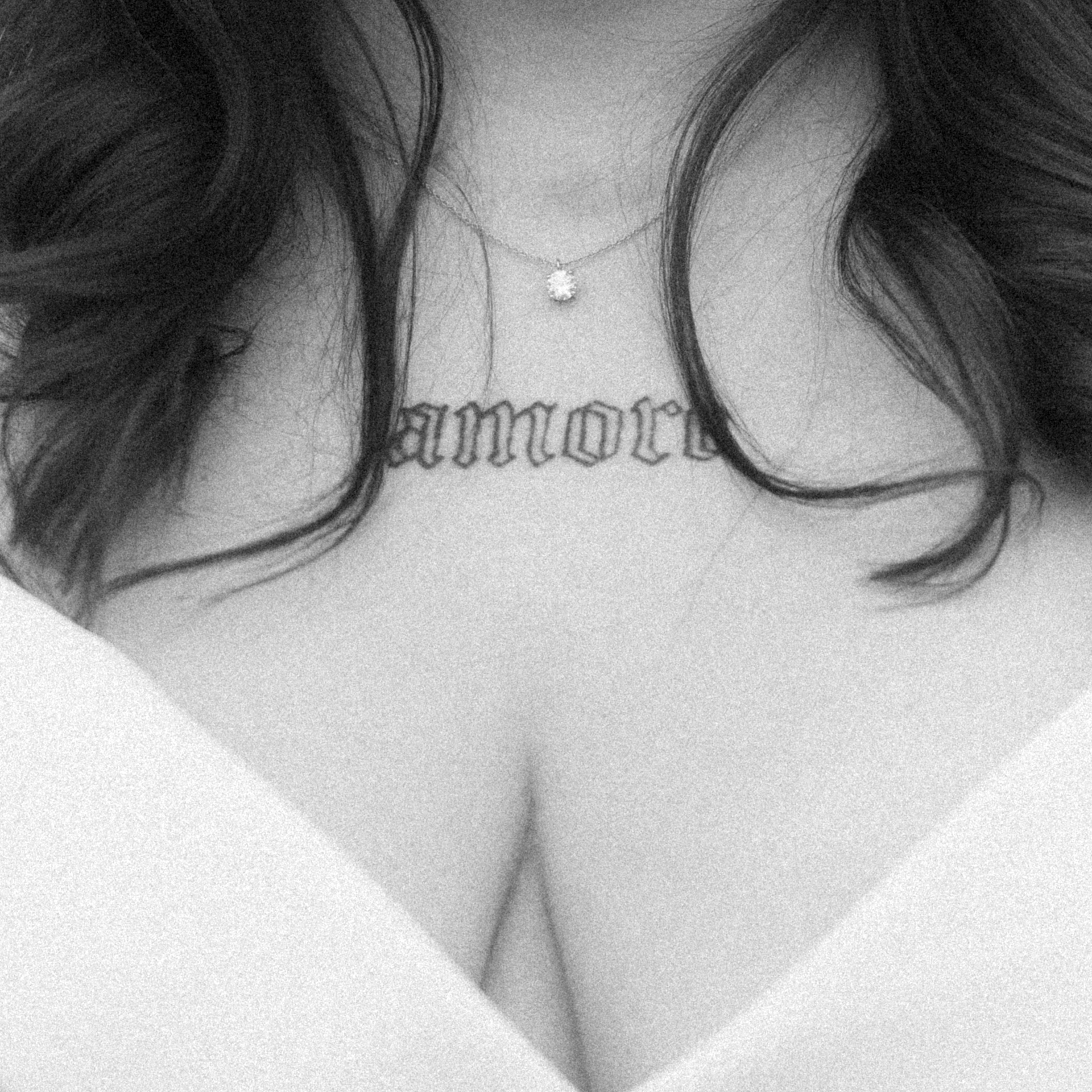 détail d'un tatouage sur la poitrine de la mariée à Metz pendant une séance day after