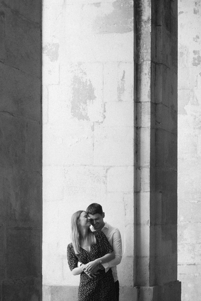 Séance engagement à Nancy proche de la Place Stanislas. Un couple s'enlace