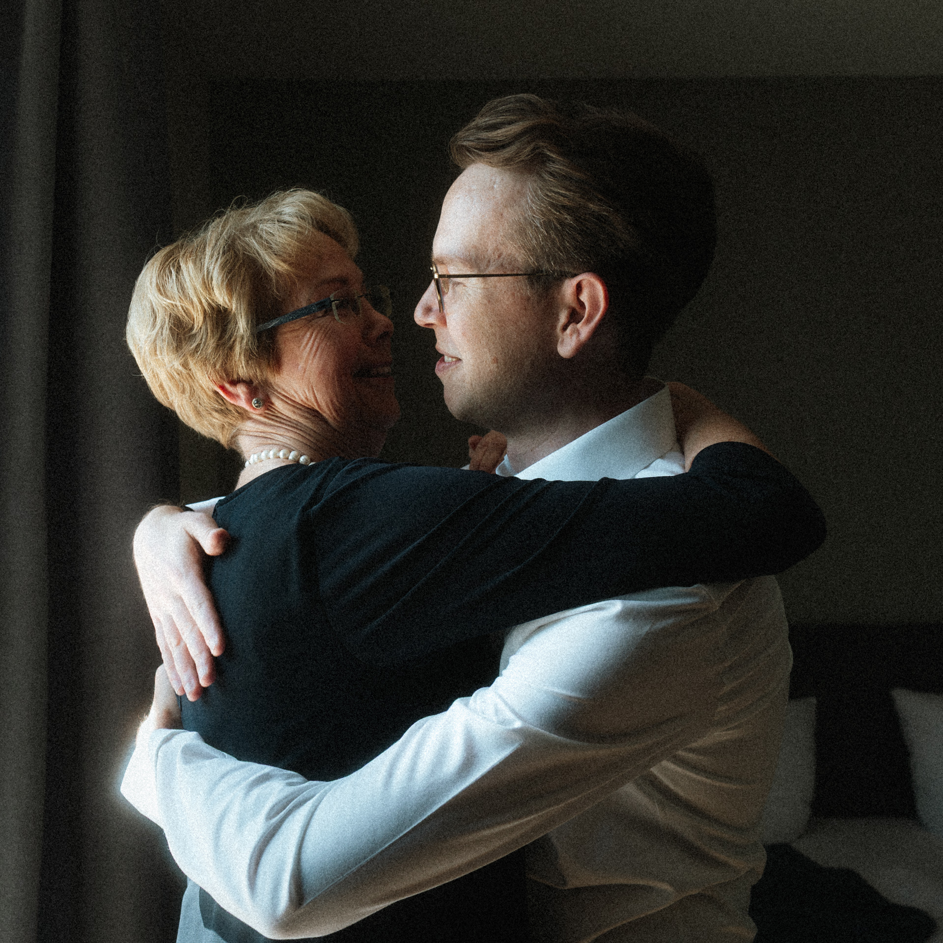 Etreinte entre le marié et sa maman pendant les préparatifs au Luxembourg, ils ont un regard complice