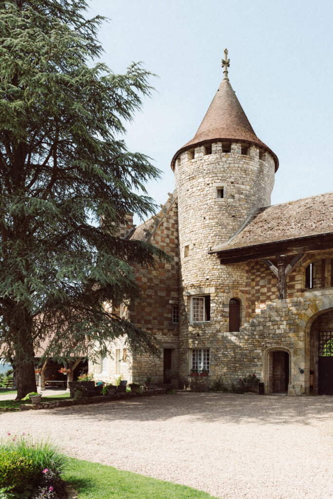 Tour du Château d’Hattonchâtel en pierre avec toiture conique et détails architecturaux médiévaux