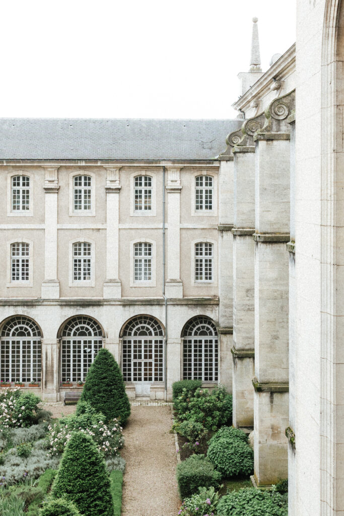 Vue de la cour intérieure de l’Abbaye des Prémontrés avec architecture classique et massifs végétaux soignés