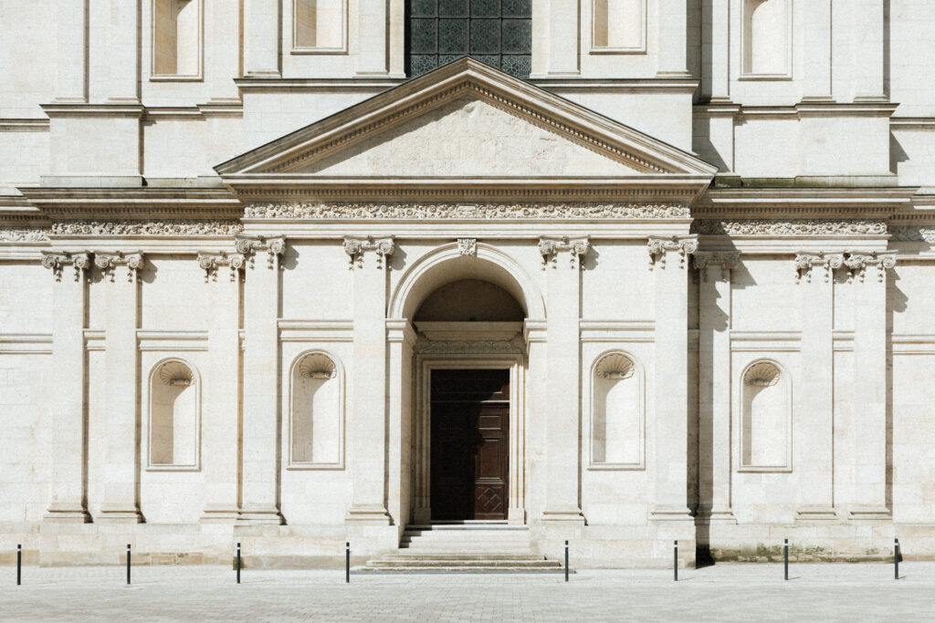 Façade majestueuse de l’Abbaye des Prémontrés avec entrée centrale et détails architecturaux classiques