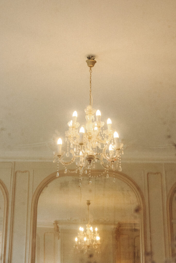 Lustre ancien en cristal suspendu dans une salle lumineuse du château d’Art-sur-Meurthe